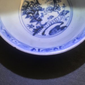 Trois bols en porcelaine de Chine bleu et blanc et un vase en grisaille et rouge de fer, Ming et Yongzheng — photo 24