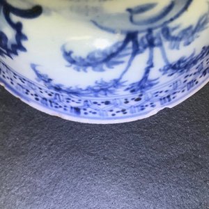Trois bols en porcelaine de Chine bleu et blanc et un vase en grisaille et rouge de fer, Ming et Yongzheng — photo 26