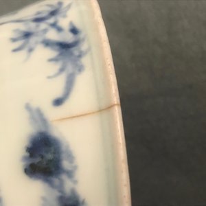 Trois bols en porcelaine de Chine bleu et blanc et un vase en grisaille et rouge de fer, Ming et Yongzheng — photo 30