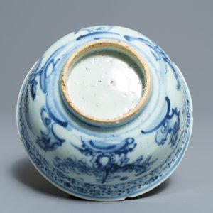 Trois bols en porcelaine de Chine bleu et blanc et un vase en grisaille et rouge de fer, Ming et Yongzheng — photo 10