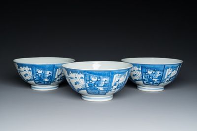 Trois bols en porcelaine de Chine en bleu et blanc à décor figuratif, marque de Xuande, 19ème