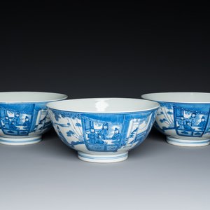 Trois bols en porcelaine de Chine en bleu et blanc à décor figuratif, marque de Xuande, 19ème — photo 1
