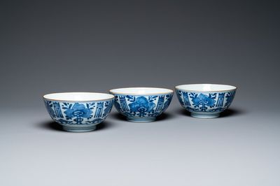 Trois bols en porcelaine de Chine en bleu et blanc à décor 'Shou', Kangxi