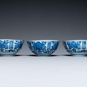Trois bols en porcelaine de Chine en bleu et blanc à décor 'Shou', Kangxi — photo 2