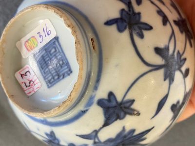 Trois bols en porcelaine de Chine en bleu et blanc, Ming — photo 12