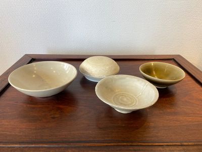 Trois bols en porcelaine de Chine en céladon et qingbai et une boîte couverte en couleur crème, Song et postérieur — photo 1
