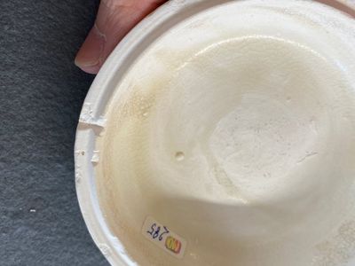 Trois bols en porcelaine de Chine en céladon et qingbai et une boîte couverte en couleur crème, Song et postérieur — photo 4