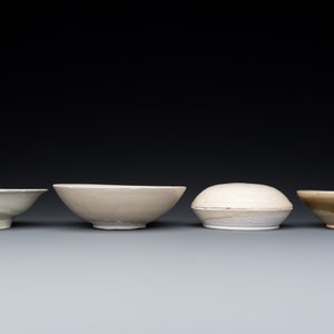 Trois bols en porcelaine de Chine en céladon et qingbai et une boîte couverte en couleur crème, Song et postérieur — photo 3