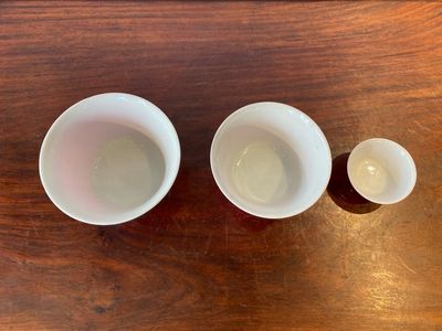 Trois bols en porcelaine de Chine en rose monochrome, Qianlong mark, 19/20ème — photo 2