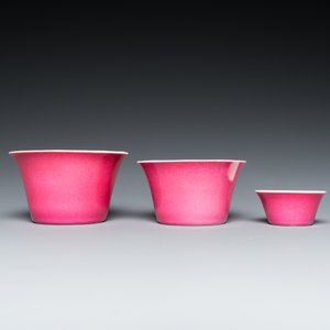 Trois bols en porcelaine de Chine en rose monochrome, Qianlong mark, 19/20ème — photo 2