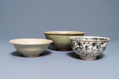 Trois bols en porcelaine de Chine et Vietnam monochrome et bleu et blanc, Ming