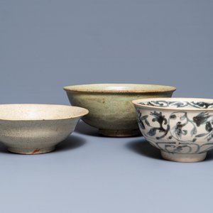 Trois bols en porcelaine de Chine et Vietnam monochrome et bleu et blanc, Ming — photo 1