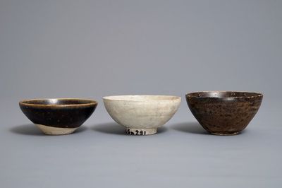 Trois bols en terre émaillée noir, brun et couleur crème, Song et après