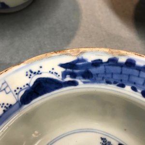 Trois bols et un vase en porcelaine de Chine bleu et blanc et famille rose, Kangxi et 19ème — photo 16