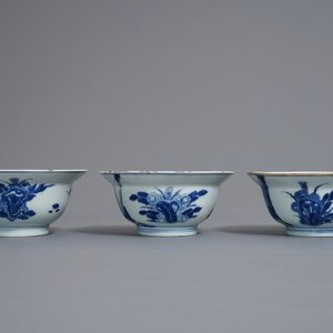 Trois bols et un vase en porcelaine de Chine bleu et blanc et famille rose, Kangxi et 19ème — photo 2