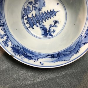 Trois bols et un vase en porcelaine de Chine bleu et blanc et famille rose, Kangxi et 19ème — photo 19
