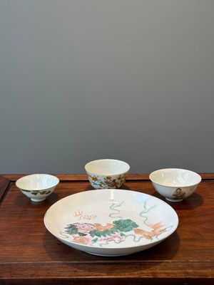 Trois bols et une assiette en porcelaine de Chine famille rose à décor de lions bouddhistes et 'Wu Shuang Pu', 19ème — photo 1