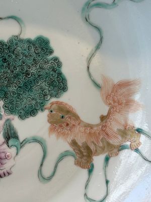 Trois bols et une assiette en porcelaine de Chine famille rose à décor de lions bouddhistes et 'Wu Shuang Pu', 19ème — photo 4