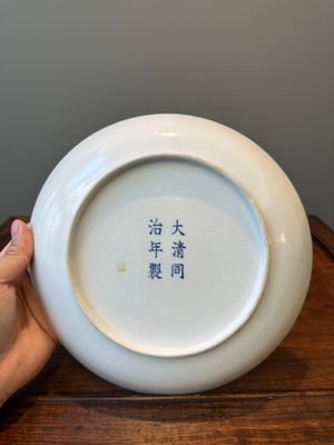 Trois bols et une assiette en porcelaine de Chine famille rose à décor de lions bouddhistes et 'Wu Shuang Pu', 19ème — photo 5
