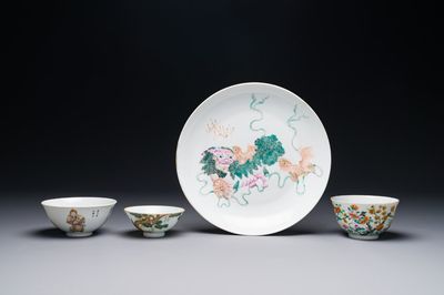 Trois bols et une assiette en porcelaine de Chine famille rose à décor de lions bouddhistes et 'Wu Shuang Pu', 19ème