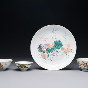 Trois bols et une assiette en porcelaine de Chine famille rose à décor de lions bouddhistes et 'Wu Shuang Pu', 19ème — photo 1