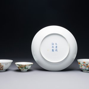 Trois bols et une assiette en porcelaine de Chine famille rose à décor de lions bouddhistes et 'Wu Shuang Pu', 19ème — photo 2