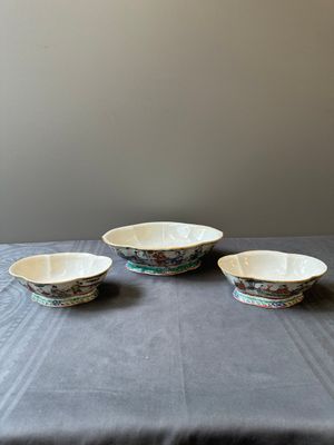 Trois bols lobés en porcelaine de Chine famille rose, marque de Yongzheng, 19ème — photo 1