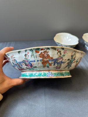 Trois bols lobés en porcelaine de Chine famille rose, marque de Yongzheng, 19ème — photo 16