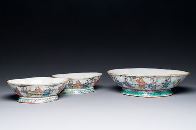 Trois bols lobés en porcelaine de Chine famille rose, marque de Yongzheng, 19ème