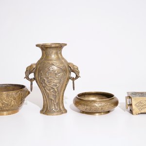 Trois bols ou brûle-parfums et un vase en bronze, Chine, 19/20ème — photo 7