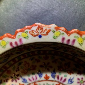 Trois bols sur piedouches en porcelaine de Chine de style Bencharong pour le marché thai, 19ème — photo 13