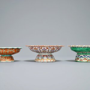 Trois bols sur piedouches en porcelaine de Chine de style Bencharong pour le marché thai, 19ème — photo 3