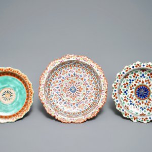 Trois bols sur piedouches en porcelaine de Chine de style Bencharong pour le marché thai, 19ème — photo 6