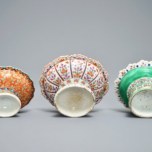 Trois bols sur piedouches en porcelaine de Chine de style Bencharong pour le marché thai, 19ème — photo 7