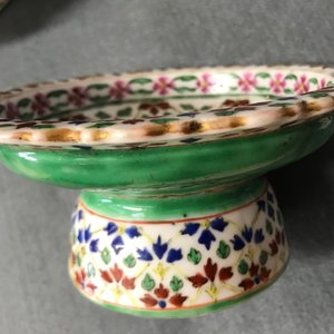 Trois bols sur piedouches en porcelaine de Chine de style Bencharong pour le marché thai, 19ème — photo 10