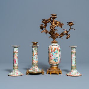 Trois bougeoirs en porcelaine de Chine famille rose de Canton et un vase à monture en bronze doré, 19ème — photo 1