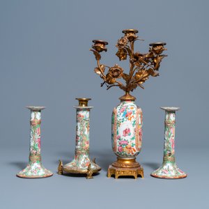 Trois bougeoirs en porcelaine de Chine famille rose de Canton et un vase à monture en bronze doré, 19ème — photo 5