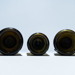 Trois bouteilles à vin en verre vert ornées de sceaux couronnés, 18/19ème — photo 6