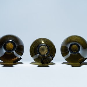 Trois bouteilles à vin en verre vert ornées de sceaux couronnés, 18/19ème — photo 7