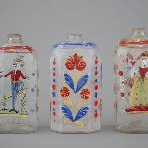Trois bouteilles en verre émaillé allemande, 18ème siècle — photo 1