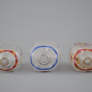 Trois bouteilles en verre émaillé allemande, 18ème siècle — photo 6