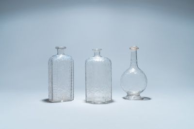 Trois bouteilles en verre, peut-être Liège, 18/19ème