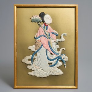 Trois broderies de figures rehaussées de peinture, Chine, 18/19ème — photo 2