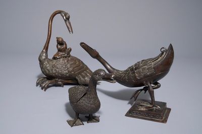 Trois brûle-parfums couverts en bronze en forme de canards et oies, 18/19ème