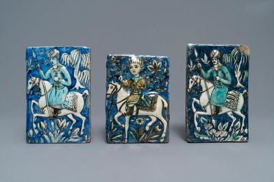 Trois carreaux en céramique de Qajar à décor en relief, Iran, 19ème