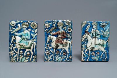 Trois carreaux en céramique de Qajar à décor en relief, Iran, 19ème