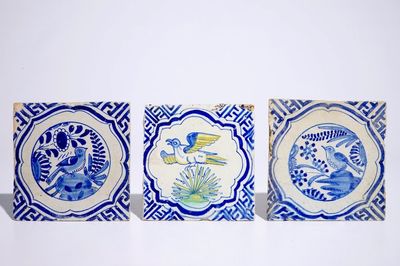 Trois carreaux en faïence de Delft aux oiseaux et chinoiserie, début du 17ème