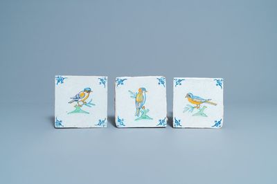 Trois carreaux en faïence de Delft polychrome à décor d'oiseaux, 17ème