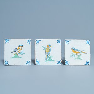 Trois carreaux en faïence de Delft polychrome à décor d'oiseaux, 17ème — photo 1