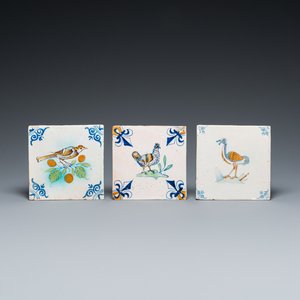 Trois carreaux en faïence polychrome de Delft figurant une poule, une mésange huppée et une autruche, 17ème — photo 1